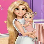 Žena s dlouhými blond vlasy drží dítě v náručí v růžově vyzdobeném dětském pokoji