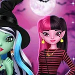 Dvě stylizované postavy s fantasy prvky stojí před třpytivou noční krajinou s měsícem v pozadí, jedna má zelenou pleť a čarodějnický klobouk, druhá má růžovo-černé vlasy a špičaté uši