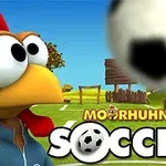 Kreslený kohout v dresu na fotbalovém hřišti s velkým nápisem Soccer a letícím míčem
