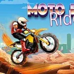 Motorkář v helmě jede na terénní motorce přes písečné duny s městem v pozadí