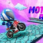 Modifikovaná motoristická postava na motorce na popraskané dráze s růžovým pozadím a nápisem MOTO BOSS