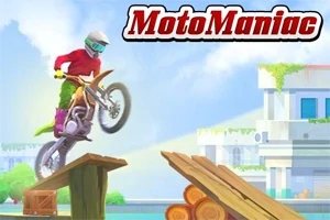 Motorkář skáče na rampě na motorce s nápisem MotoManiac v pozadí moderní budovy a stromy