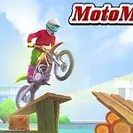 Motorkář skáče na rampě na motorce s nápisem MotoManiac v pozadí moderní budovy a stromy