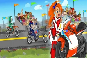 Žena s oranžovými vlasy stojí vedle motorky na závodní dráze s dalšími závodníky a diváky v pozadí