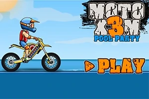 Motorkář v helmě na motocyklu vedle velkého tlačítka PLAY a barevného loga na modrém pozadí