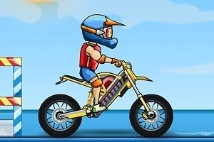 Motocyklový závodník v helmě a ochranném oblečení na modré motorce na závodní dráze