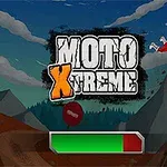 Motocyklový jezdec ve skoku na strmé trati, v pozadí logo a indikátor načítání