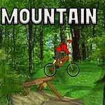 Cyklista skáče na horském kole na překážce uprostřed lesa s textem „MOUNTAIN BIKE“