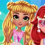 Dvě kreslené dívky s dlouhými vlasy, jedna blond s účesem ve stylu space buns a druhá s červenými vlasy a brýlemi, na barevném pozadí s hvězdami