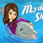 Mladá žena v purpurovém oblečení objímá delfína ve vodě vedle nápisu My dolphin Show