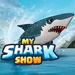Žralok vyskočil z vody mezi horami s nápisem My Shark Show v popředí