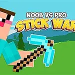 Postava s pixelovanou grafikou držící modrý krumpáč na zelené louce s nápisem Noob vs Pro Stick War na modré obloze