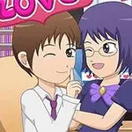 Dvě kreslené postavy sedí společně na židli, usmívají se, zatímco jedna přikládá prst na rty, s barevným nápisem LOVE nad nimi