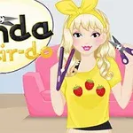 Blondýnka s žlutou mašlí a tričkem se jahodami drží nůžky a kulmu před růžovou pohovkou s nápisem Panda Hair-do