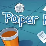 Název Paper Flick na modrém pozadí s létajícími papíry, zmuchlaným papírem, plastovým kelímkem a ventilátorem