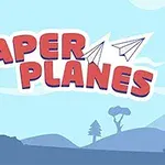 Nápis Paper Planes ve výrazném červeném písmu s motivem papírových letadélek na modrém pozadí krajiny s horami a stromy