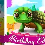 Zelená kreslená želva stojí na růžovém podstavci s nápisem Birthday Edition v pozadí s pohádkovými domečky