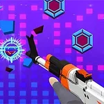 Ruka držící futuristickou zbraň mířící na barevné geometrické tvary na fialovém pozadí s čtvercovými vzory