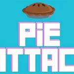 Nápis PIE ATTACK s malým koláčem nahoře na modrém pozadí
