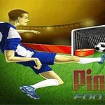 Fotbalista v modro-bílém dresu kope míč směrem na branku na zeleném hřišti