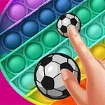Ruka mačká míček ve tvaru fotbalového míče na barevném pop it hračce