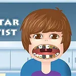 Postava s otevřenými ústy ukazujícími zkažené zuby, v pozadí text Popstar Dentist