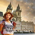 Žena s kloboukem a batohem stojí před historickými budovami na náměstí v Praze při západu slunce