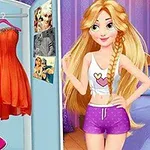 Dívka s dlouhými blonďatými vlasy stojí vedle skříně s dvěma šaty a dvěma šipkami