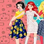Tři kreslené postavy v elegantních šatech stojí před pozadím rozděleným na růžovou a modrou polovinu s různými vzory