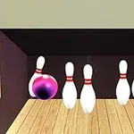 Růžovo-fialová bowlingová koule narazila do kuželek na dřevěné dráze