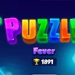Barevný nápis PUZZLE s nápisem Fever pod ním a ikonou trofeje s číslem 1891 na tmavě modrém pozadí s hexagonálními tvary