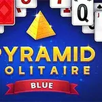 Modrá grafika s názvem hry, žlutou pyramidou a rozloženými hracími kartami