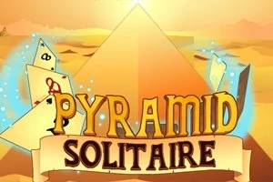 Pyramidová krajina s velkou pyramidou na pozadí a v popředí jsou létající hrací karty