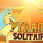 Pyramidová krajina s velkou pyramidou na pozadí a v popředí jsou létající hrací karty