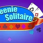 Barevný nápis Queenie Solitaire na modrém a fialovém pozadí s herními kartami a symboly karetních barev