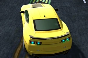 Žluté sportovní auto jede po silnici, pohled zezadu