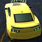 Žluté sportovní auto jede po silnici, pohled zezadu