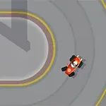 Červené auto projíždí zatáčkou na závodní trati z ptačí perspektivy