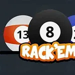 Tři kulečníkové koule s čísly 13, 8 a 2 a textem „RackEm“ na tmavém pozadí
