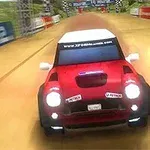 Rally Point 2 Červené závodní auto se pohybuje po písčité trati mezi reklamními billboardy