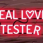 Neonový nápis REAL LOVE TESTER s růžovým srdcem na dřevěném pozadí