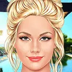 Blonďatá žena s drdolem a výrazným líčením na pozadí s bazénem a palmami