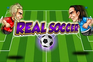 Dva kreslení fotbalisté v červeném a modrém dresu stojí proti sobě na hřišti s nápisem REAL SOCCER uprostřed