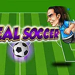 Dva kreslení fotbalisté v červeném a modrém dresu stojí proti sobě na hřišti s nápisem REAL SOCCER uprostřed
