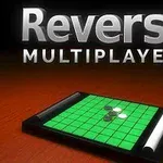 Pod herním logem Reversi Multiplayer je zobrazena zelená hrací deska s několika černými a bílými kameny