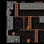 Rick Dangerous Retro herní úroveň s plošinkami, žebříky, kamennými zdmi a nepřáteli ve tvaru ohnivých koulí