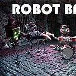Skupina robotů hrajících na různé hudební nástroje v tmavé ulici