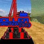 Nápis Roller Coaster 2019 přes červenou dráhu horské dráhy v pozadí