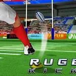 Hráč v červenobílém dresu kope ragbyový míč na hřišti
