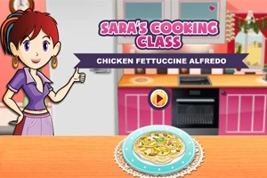 Žena s červenými vlasy v kuchyni ukazuje na talíř s těstovinami na stole, v pozadí kuchyňská linka a nápis SARAS COOKING CLASS: CHICKEN FETTUCCINE ALFREDO